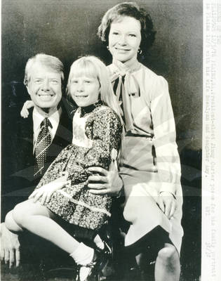 Photo: President's son Jeff Carter shoots picture of father Jimmy Carter  and sister Amy - ARKJCF19770223035 